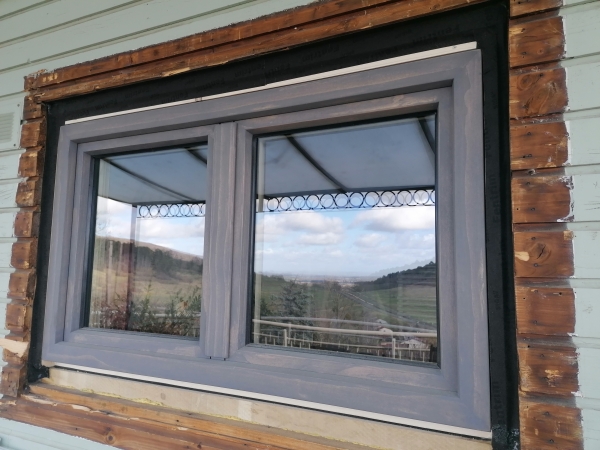 Fenêtre bois double vitrage Camelewood installée en rénovation à Courmangoux (01) – menuiserie sur mesure pour une isolation optimale.