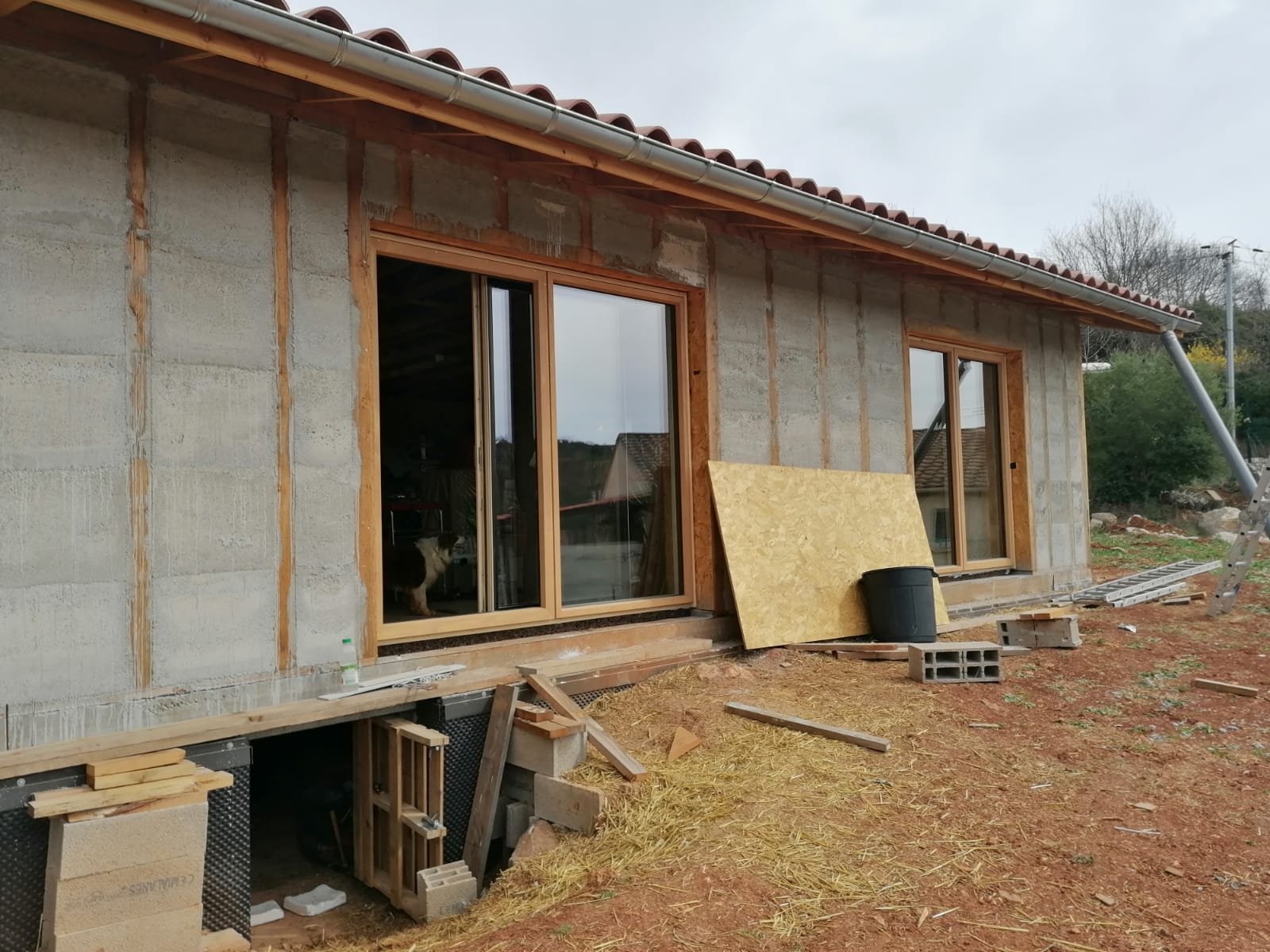 Fenêtres Caméléwood en bois alu avec triple vitrage installées à Pézenès-les-Mines – chantier écologique