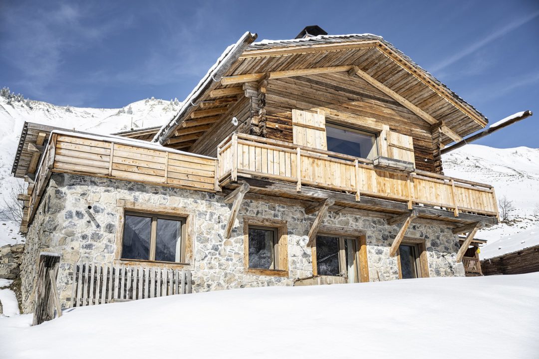 Fenêtres Caméléwood en bois avec triple vitrage installées au Grand-Bornand – maison contemporaine