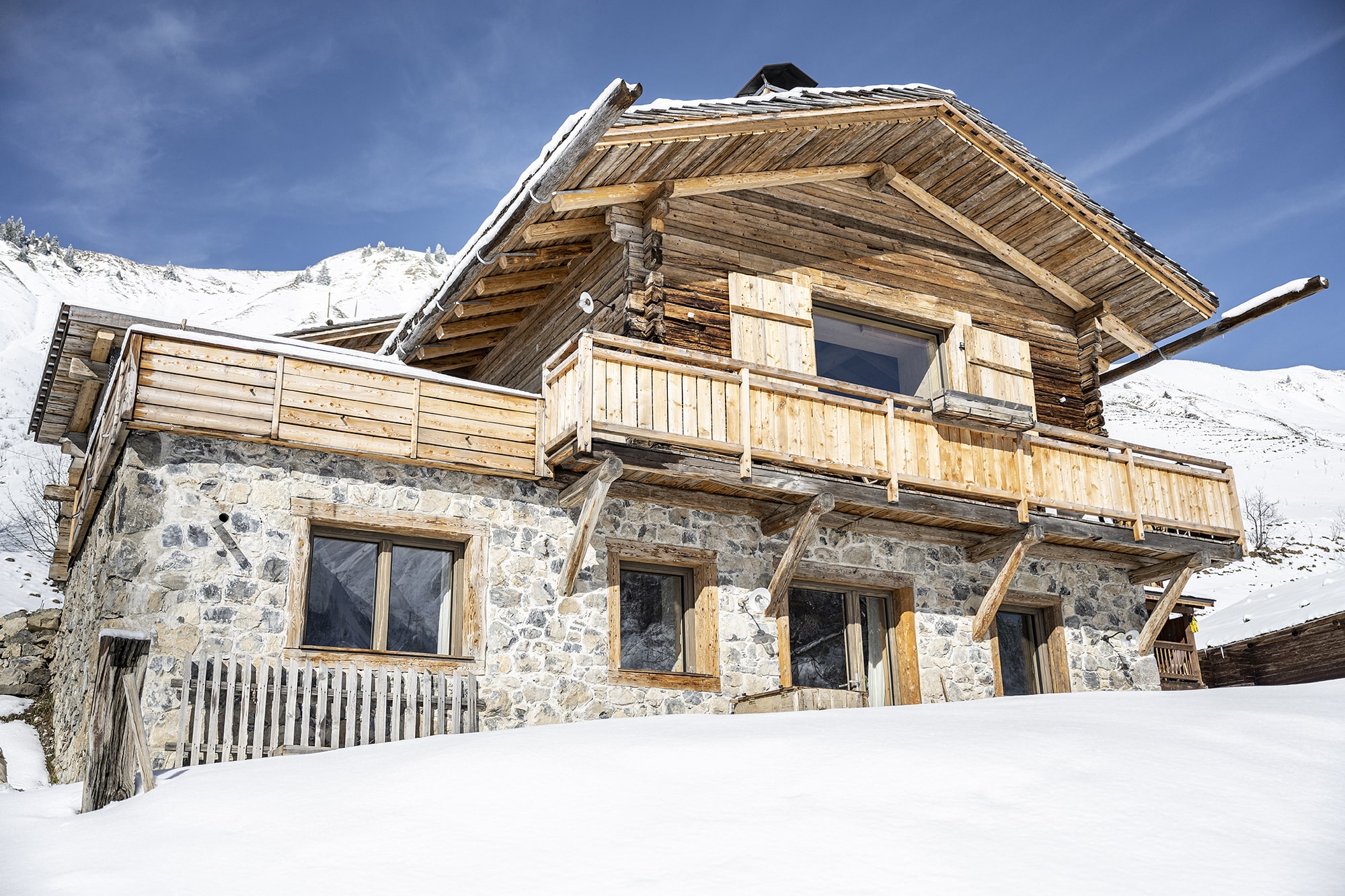 Fenêtres Caméléwood en bois avec triple vitrage installées au Grand-Bornand – maison contemporaine