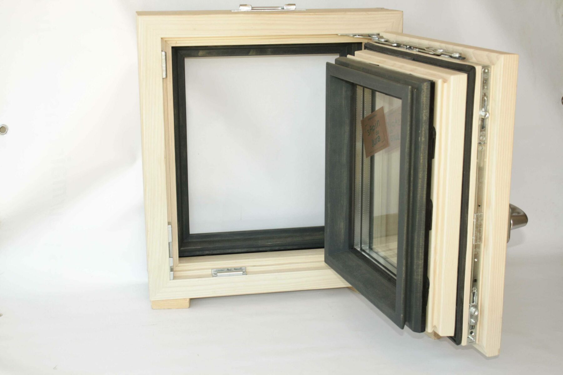 Fabricant de fenêtres bois et bois alu sur mesure - Caméléwood bois passive triple vitrage ouverte Fabricant de fenêtres bois et bois alu sur mesure - Caméléwood bois passive triple vitrage ouverte