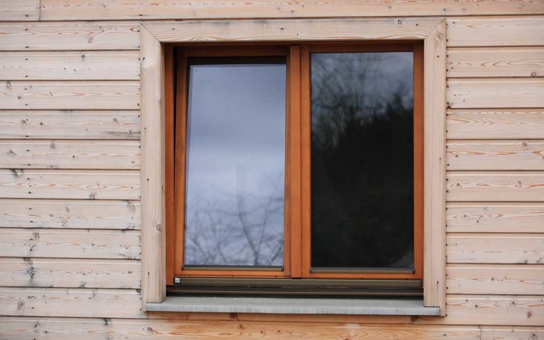 Fabricant de fenêtres bois et bois alu sur mesure - Fenêtres Confort bois - Double vitrage-1080x675 Fabricant de fenêtres bois et bois alu sur mesure - Fenêtres Confort bois - Double vitrage - vue extérieur montée sur un mur en bois