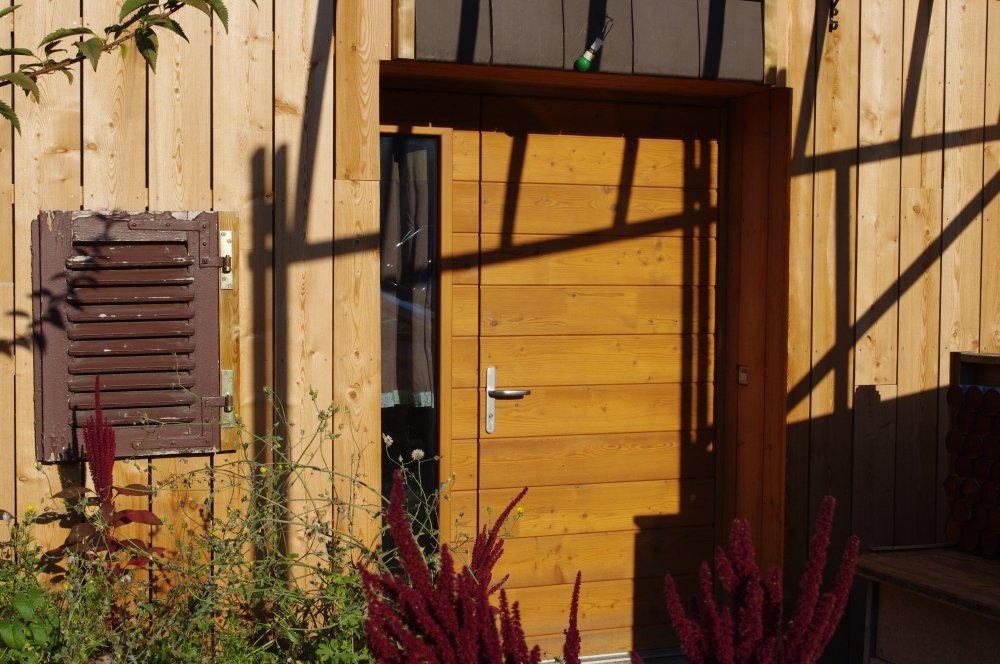 Fabricant de fenêtres bois et bois alu sur mesure - Porte Fabricant de fenêtres bois et bois alu sur mesure - Photo d'une porte en bois de Fenêtres Franc-Comtoises