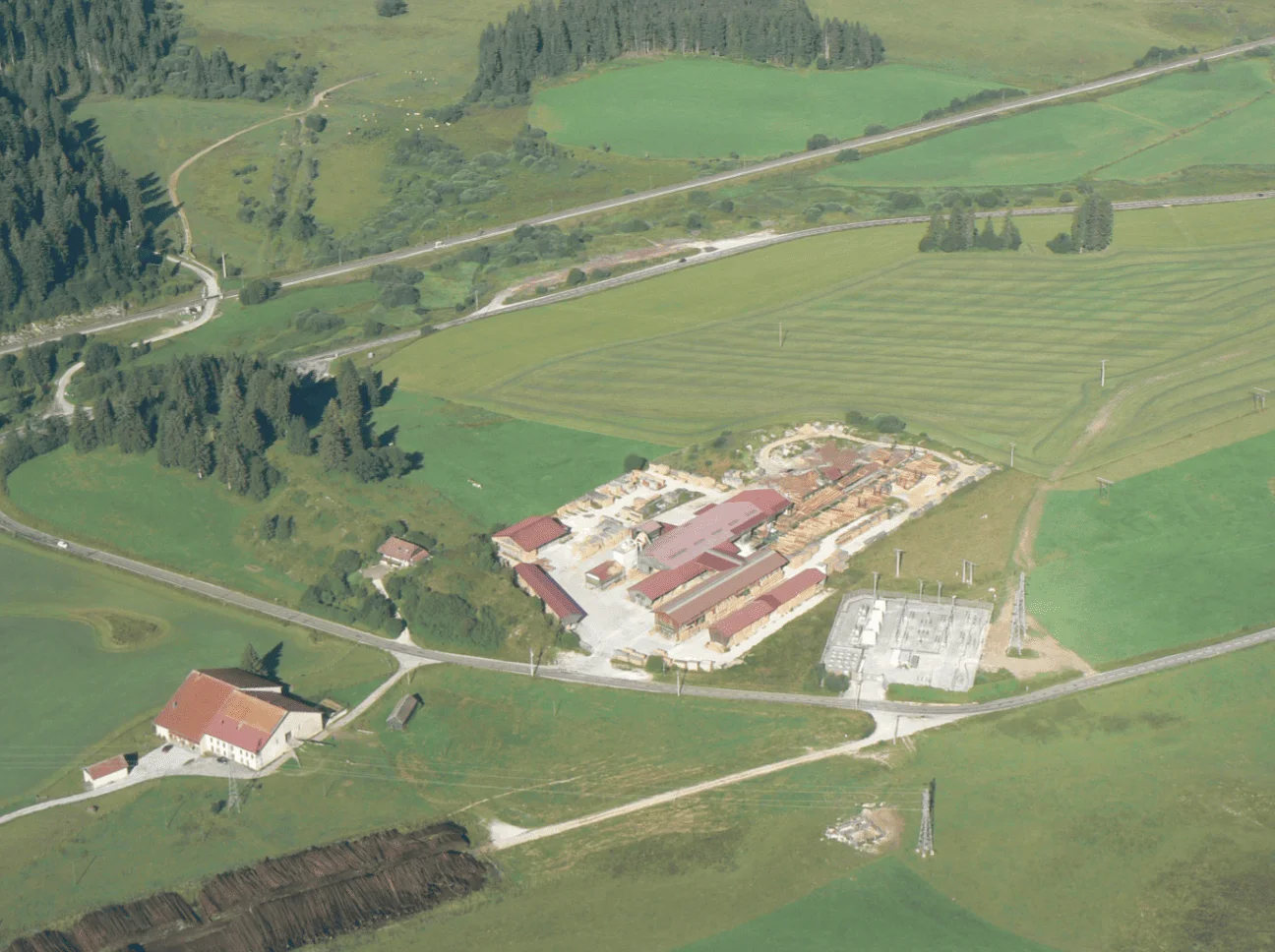 Fenêtre en pin lamellé collé - Vue aérienne de la scierie Renaud Fenêtre en pin lamellé collé - Vue aérienne de la scierie Renaud au format webp