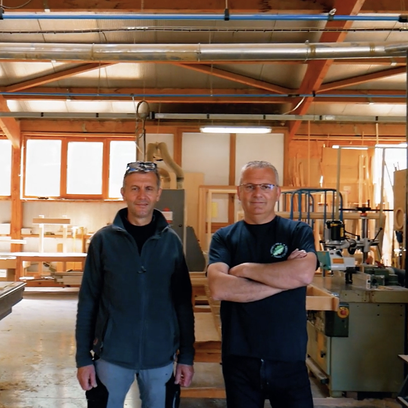 Convaincus du chantier participatif twiza, Didier et Jean-Louis Thiebaud dans la menuiserie familiale fenêtres Franc-comtoises Anciennement Menuiserie Thiebaud 