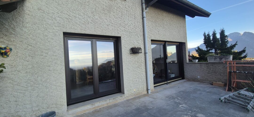 Fenêtres Caméléwood bois alu double vitrage à Sassenage, vue des portes à changer