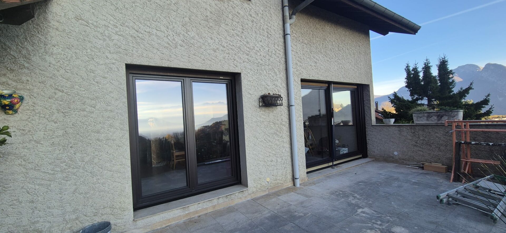 Fenêtres Caméléwood bois alu double vitrage à Sassenage, vue des portes à changer