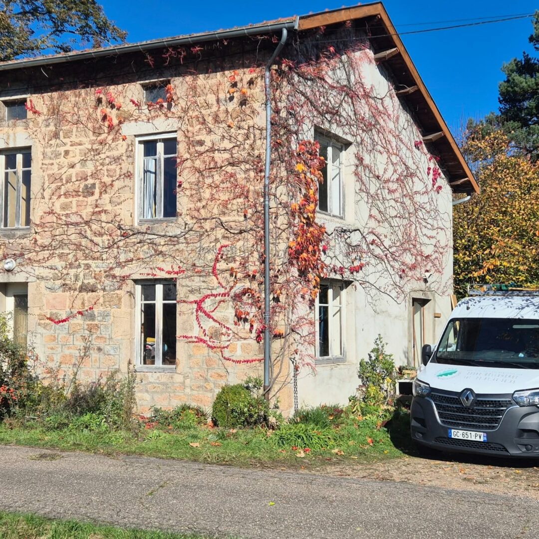 Fenetres bois alu double vitrage à Ambierle. Le camion des Fenêtres Franc-Comtoises