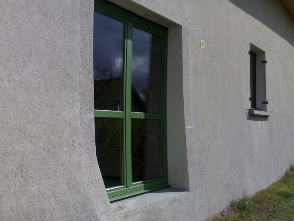 Fenetre-bois-alu-sur-mesure-Confort-bois-double-vitrage-facade-maison Fenêtres bois alu double vitrage sur mesure gamme confort Vue d'une fenêtre sur façade