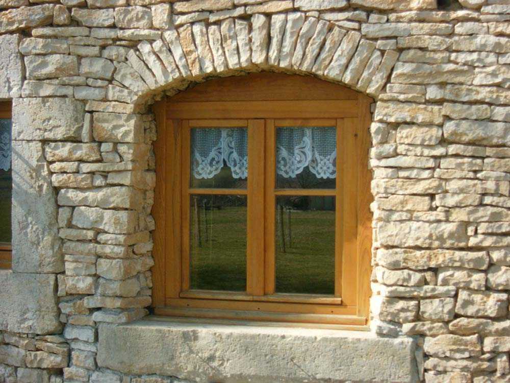 Fenêtres bois double vitrage sur mesure Gamme Confort Fenetres bois double vitrage sur mesure Gamme Confort image d'une fenêtre cintrée