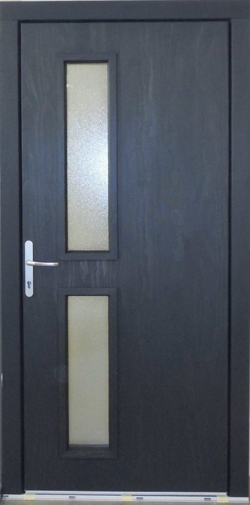 Porte d'entrée en bois sur mesure - certifié Bois Accoya, grise anthracite à 2 carreaux verticaux