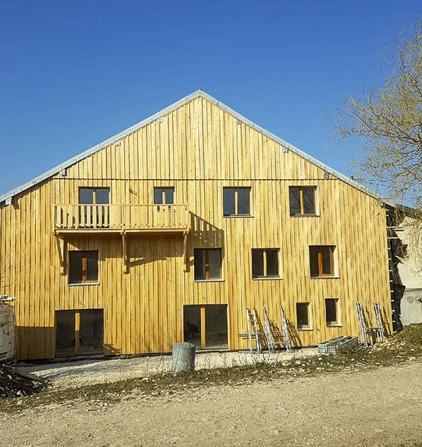 Tilby Vattard photographe - Fenêtres Caméléwood en bois avec triple vitrage installées au Grand-Bornand – maison contemporaine