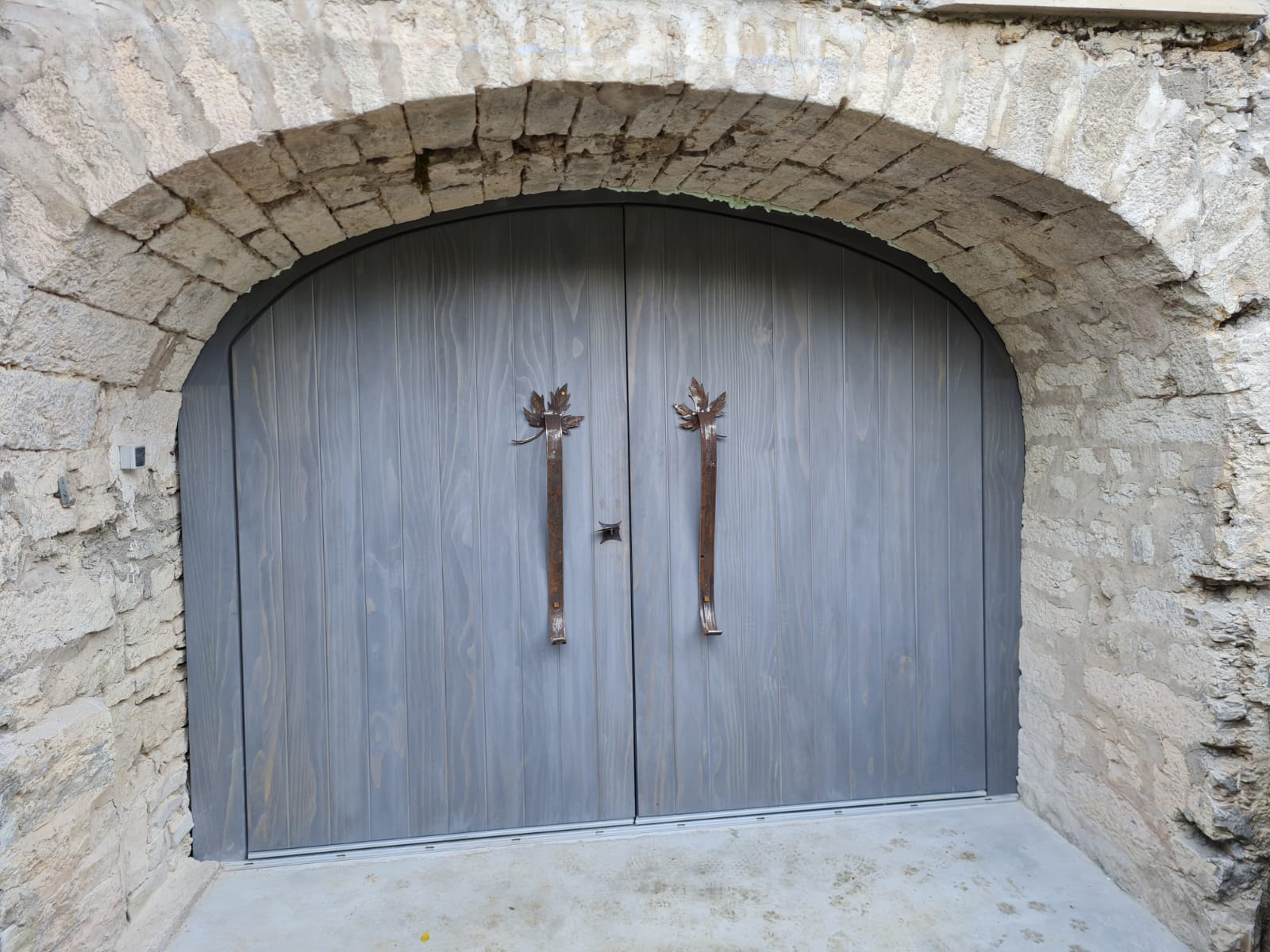 Portes Louvet 01 Fenêtres bois alu double vitrage à Ambierle - Chantier participatif Twiza