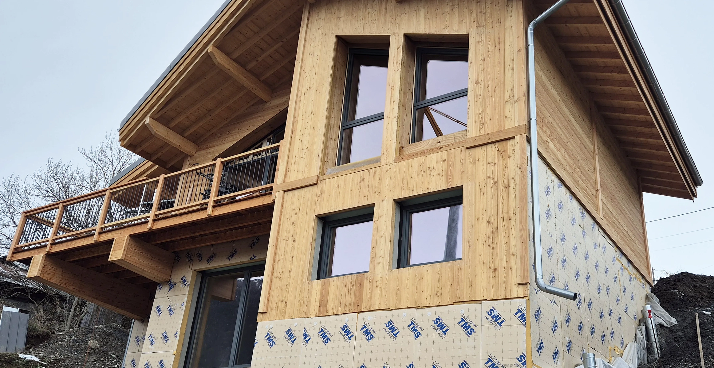 Pose Fenêtres bois alu double vitrage Camelewood Bourg-Saint-Maurice Pose de fenêtre double vitrage en bois et bois alu gamme Caméléwood dans une chalet en ossature bois en Savoie