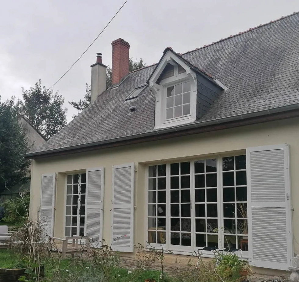 Vue de la maison à Courmangoux – menuiserie sur mesure pour une isolation optimale.