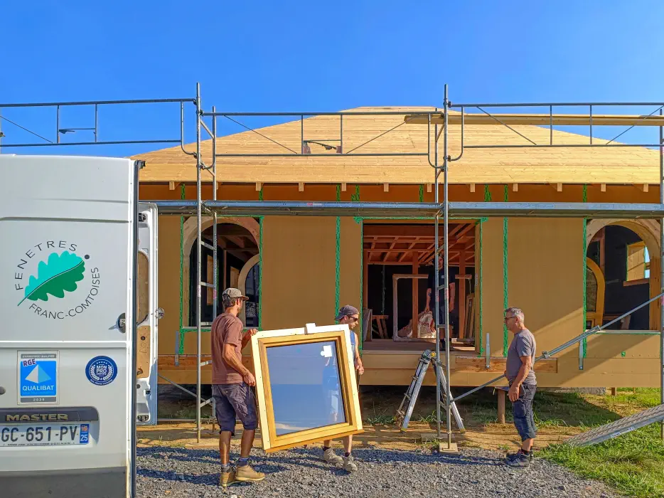 Pose fenêtres à Biarritz en triple vitrage en bois Caméléwood sur une maison a ossature bois. Vue de la maison avec les échafaudages